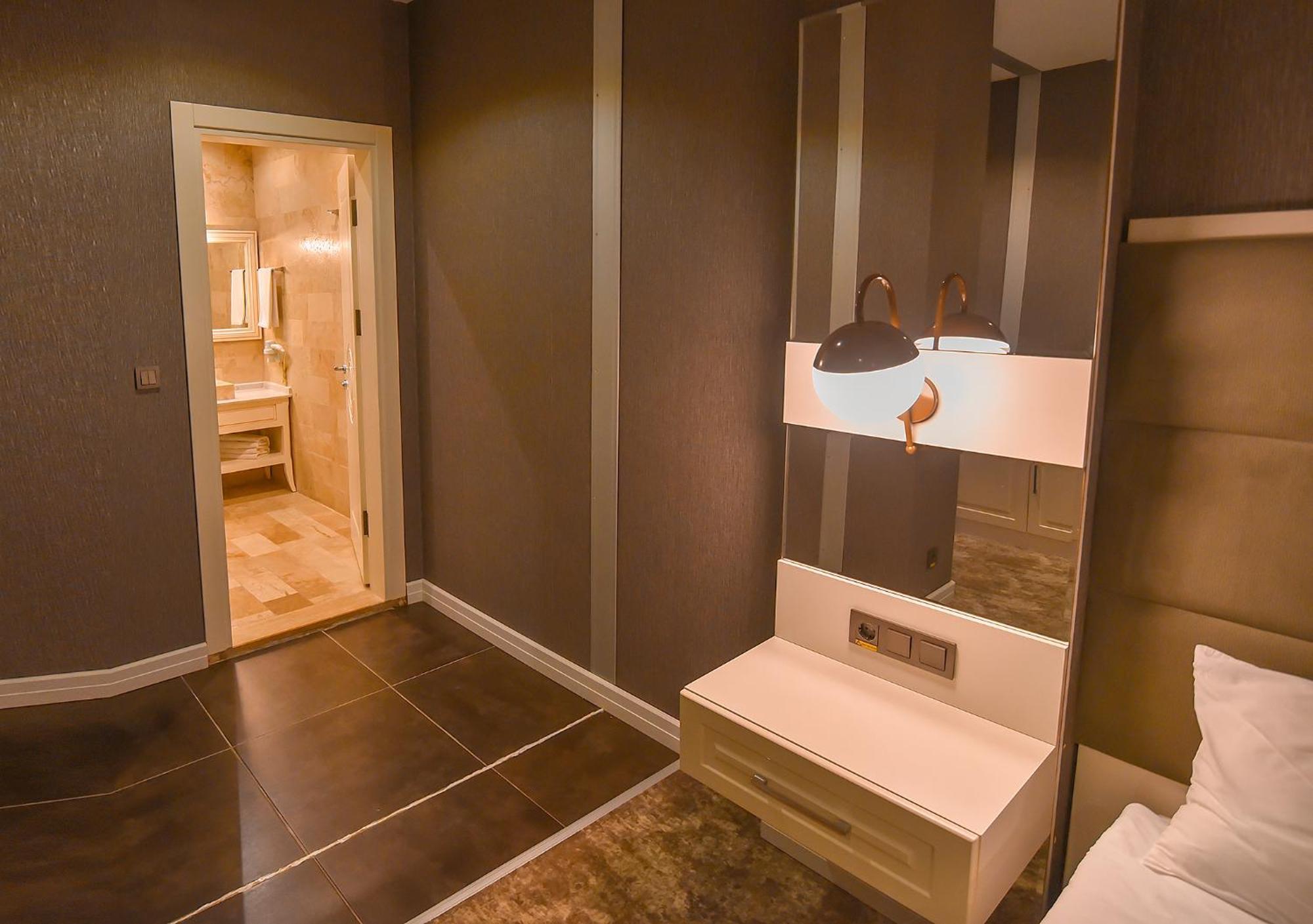 Royal Comfort Hotel Arakli Екстер'єр фото