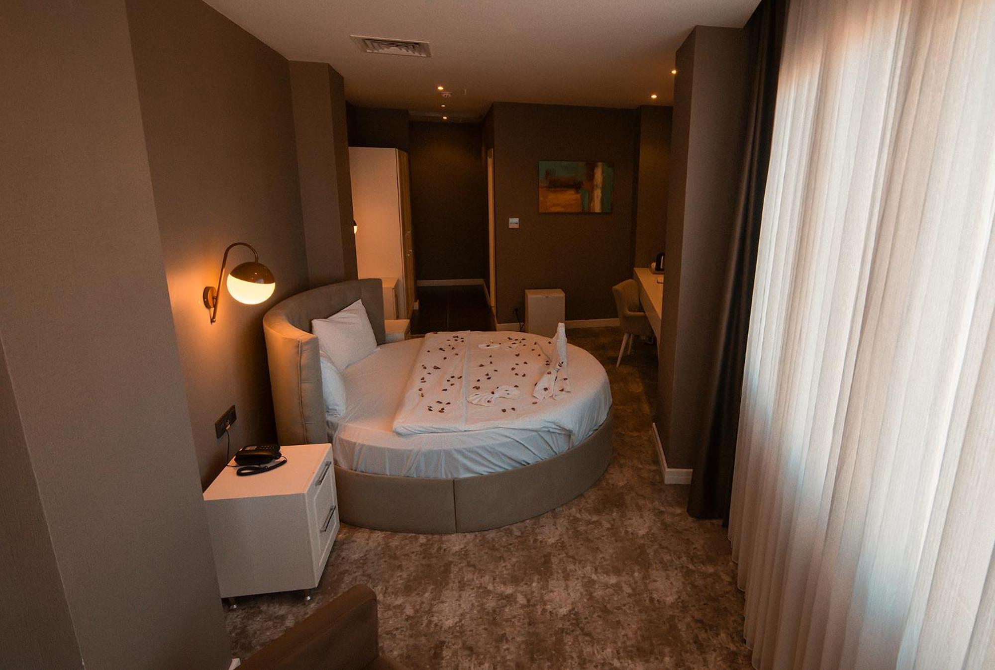 Royal Comfort Hotel Arakli Екстер'єр фото